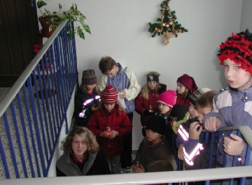 Religionskinder bringen das Friedenslicht den Senioren und singen sch�ne Lieder dazu