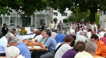 �kum. Gottedienst 2007 auf dem Dorfplatz Luterbach - hier mit dem "Unser Vater" gesungen 