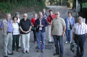 Die Wandergruppe des ersten tages auf dem Weg in die Stadt