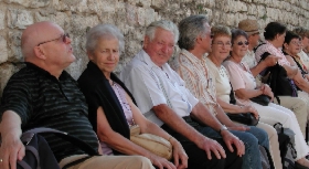 Ermattet von schweren Aufstieg warten die, die nicht müssen