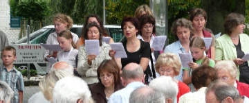 Ökum. GD 26. Aug 2007 auf dem Dorfplatz Luterbach - Die Projektgruppe führt den Gemeindegsang