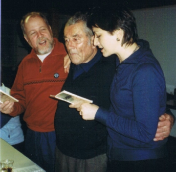 Erst als wir beide dasselbe aus dem team-d-liederbuch sangen, erkannte Janny die Nationalhynme
