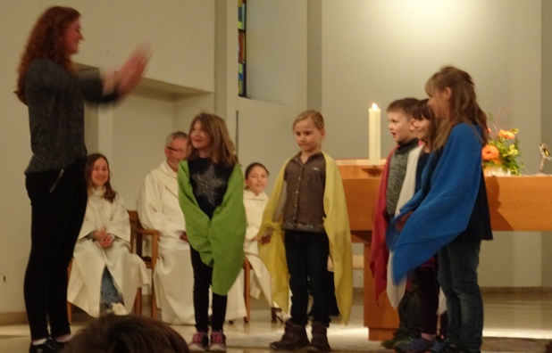 Darstellung der 5 farbigen Vögel durch die Kinder - Zusammen gelingt es 