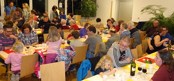 Voller Saal beim Festessen