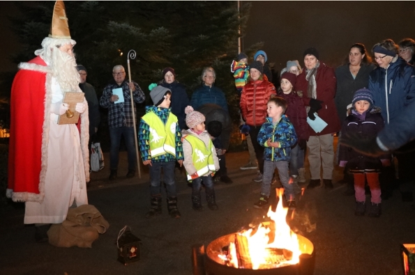 Nikolaus lauscht den Versli